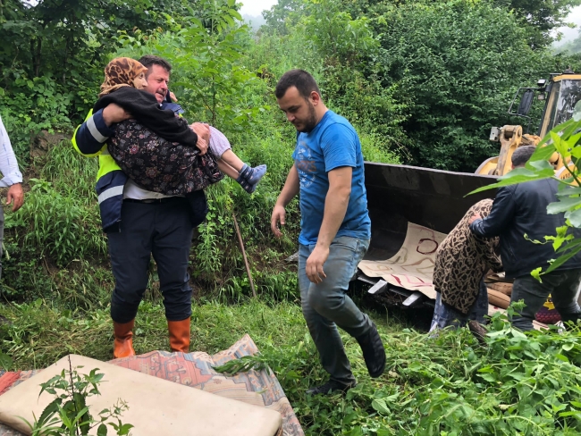 Sakarya'da sele kapılan bir kişi aranıyor