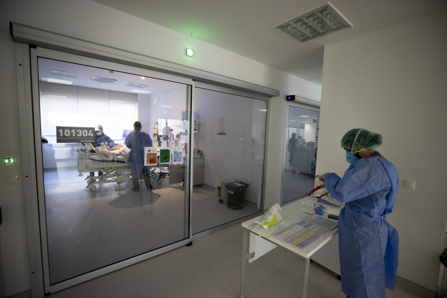 Yoğun bakım hastalarının yanına sadece doktor ve birim personeli giriş yapabiliyor. Foto: AA