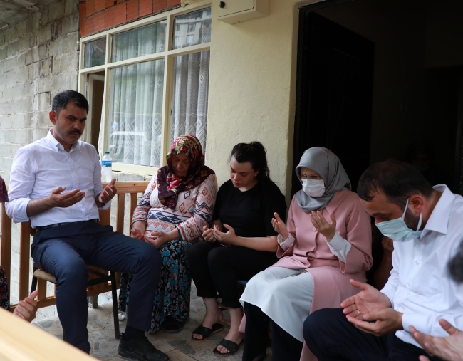 Bakan Kurum'dan Rize'de hayatını kaybedenlerin ailelerine ziyaret