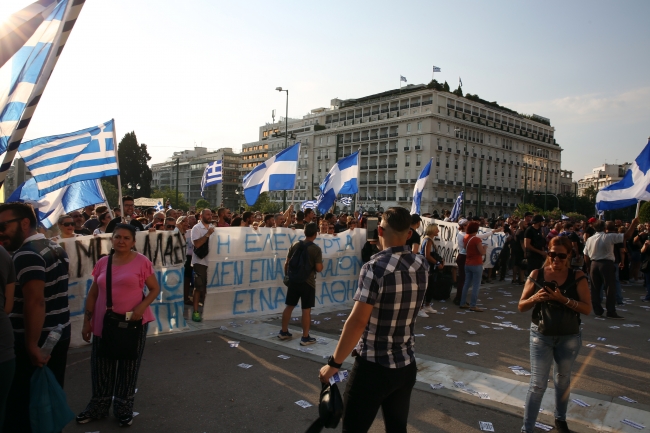 Yunanistan'da aşı karşıtları sokakları karıştırdı