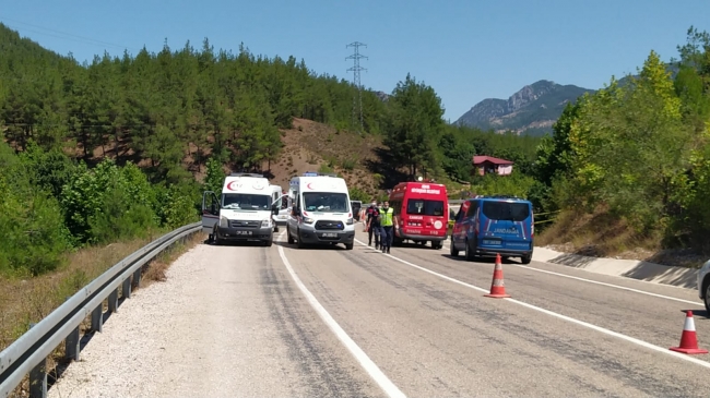 Düğün yolunda kaza: 5 ölü