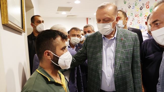 Cumhurbaşkanı Erdoğan, Manavgat ilçesindeki orman yangınlarında hayatını kaybeden Osman ve Şehri Kardaş çiftinin oğlu Hasan Kardaş ile görüşerek taziye dileklerini iletti.