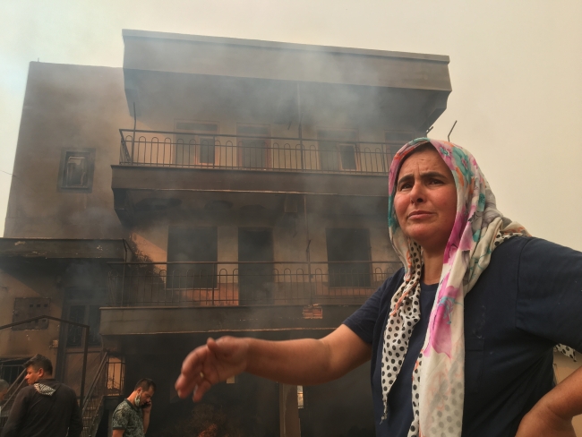 Antalya'nın Manavgat ilçesinde çıkan orman yangınında evleri ve eşyaları yanan bir afetzede. Foto: AA