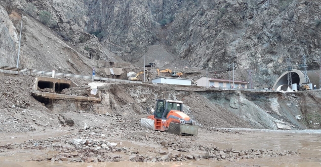 Artvin'de heyelan yolu ulaşıma kapattı