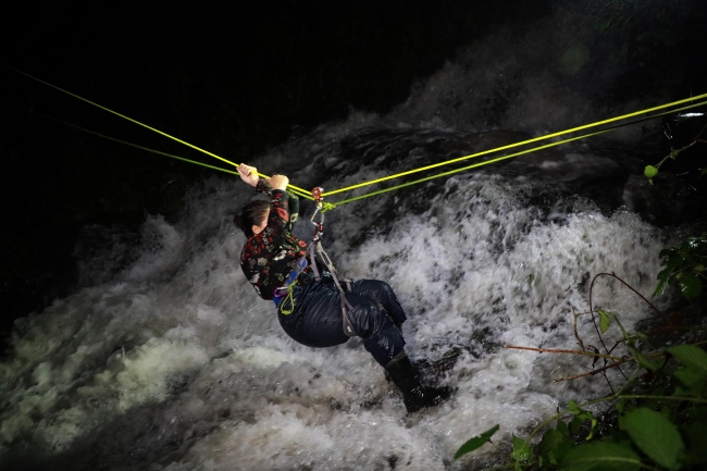 Rize'de sağanak: Çay bahçesinde mahsur kalan 8 kişi kurtarıldı