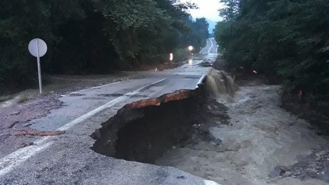 Sinop'ta sağanak: Ev ve iş yerlerini su bastı