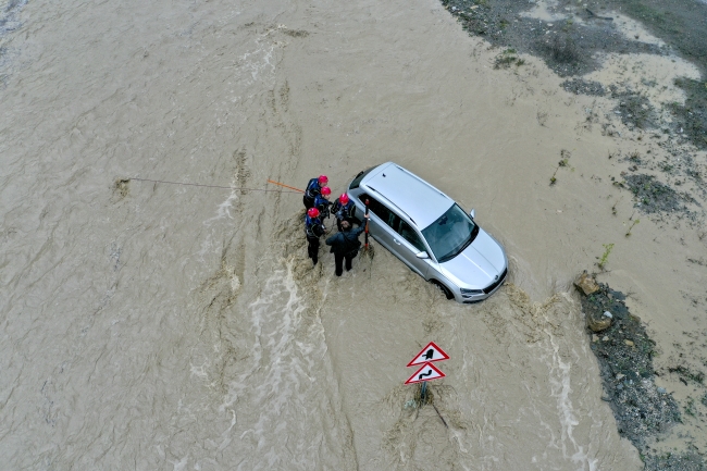 Kastamonu'da sel felaketi: Çay ve dereler taştı, otomobiller sürüklendi