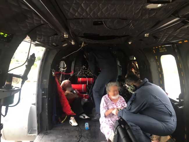 Ayancık Devlet Hastanesi'ndeki hastalar helikopterlerle tahliye edildi. Fotoğraf: AA