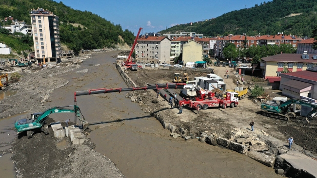 Ezine Çayı üzerine seyyar köprü inşa ediliyor