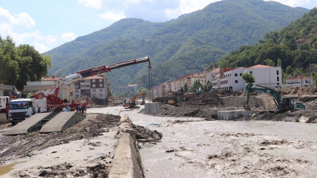 Ezine Çayı üzerine seyyar köprü inşa ediliyor