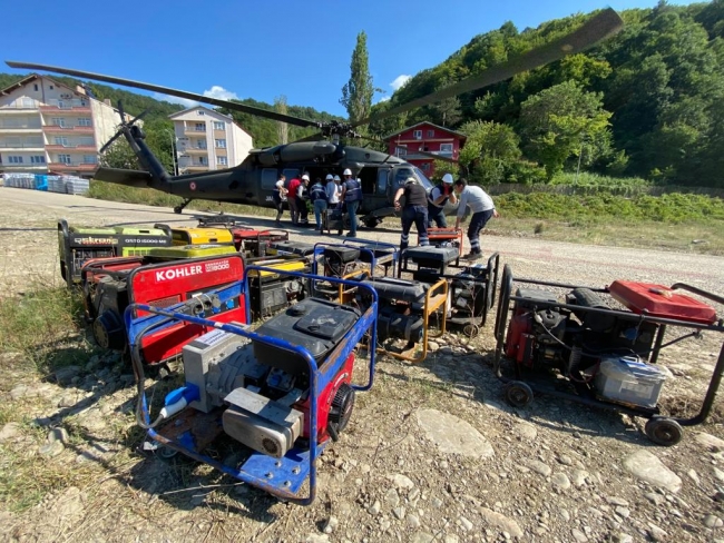 Sel bölgesinde arazi aracı helikopterle taşındı