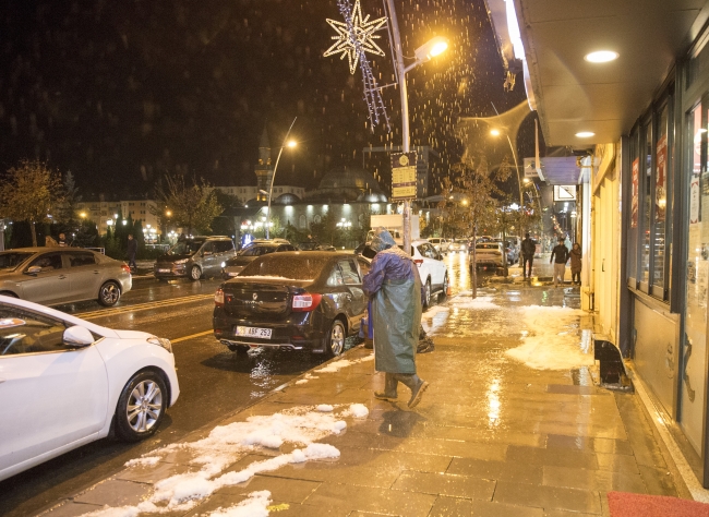 Erzurum'da dolu etkili oldu, yollar beyaza büründü