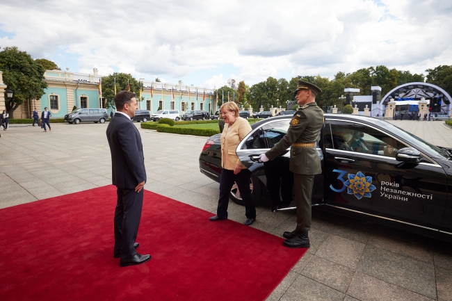 Merkel ve Zelenskiy Ukrayna'da görüştü