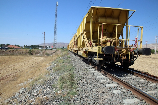 Yük treninin 2 vagonu raydan çıktı