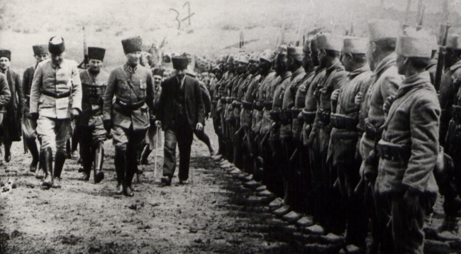Fotoğrafta Atatürk'ün 1922 yılında askeri kıta tarafından karşılanması görülüyor. Fotoğraf: AA (Arşiv)