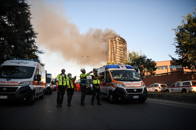 İtalya'da 15 katlı binada yangın