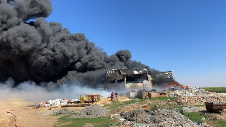 Mardin'de plastik fabrikasında çıkan yangının söndürülme çalışmaları. Kaynak: AA