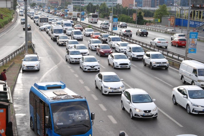 Okullar açıldı, İstanbul trafiğinde yoğunluk oluştu