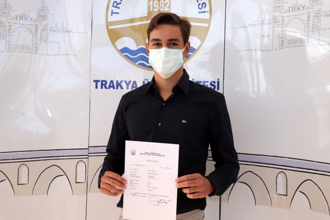 Tıp fakültesini kazandı, anne babasının öğrencisi oldu