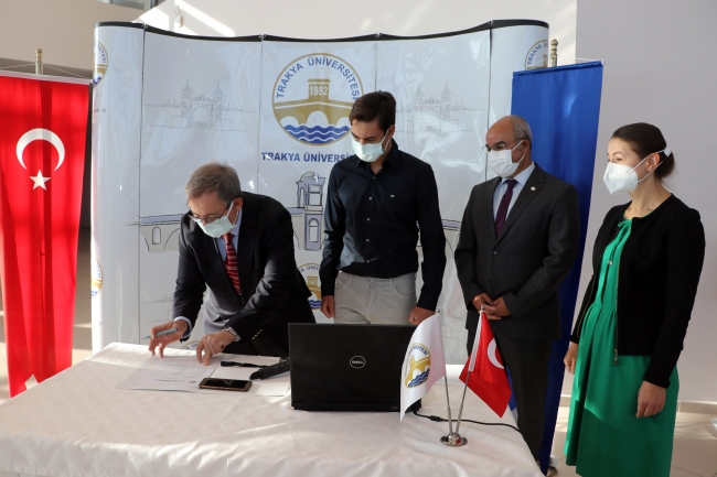 Tıp fakültesini kazandı, anne babasının öğrencisi oldu