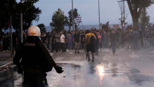 Selanik'te protestocular polisle çatıştı