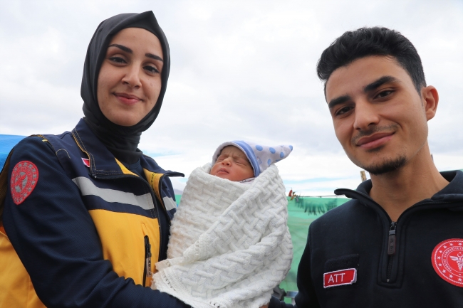 Suriyeli minik Yusuf'a ambulansta hayat dokunuşu