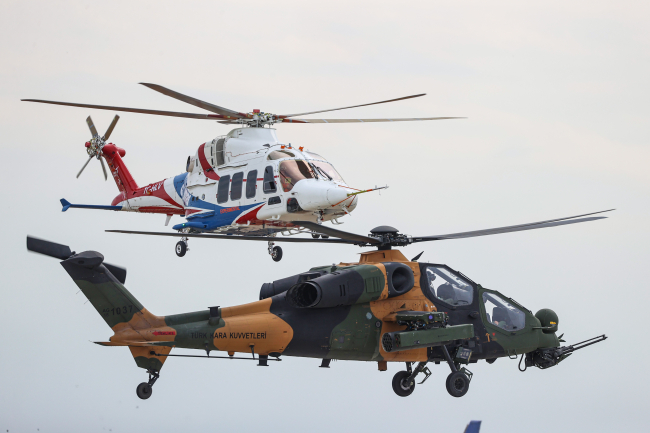 Gökbey helikopteri ile ATAK helikopteri aynı karede. Foto: AA