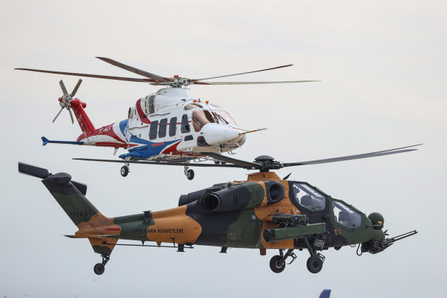 Gökbey helikopteri ile ATAK helikopteri aynı karede. Foto: AA