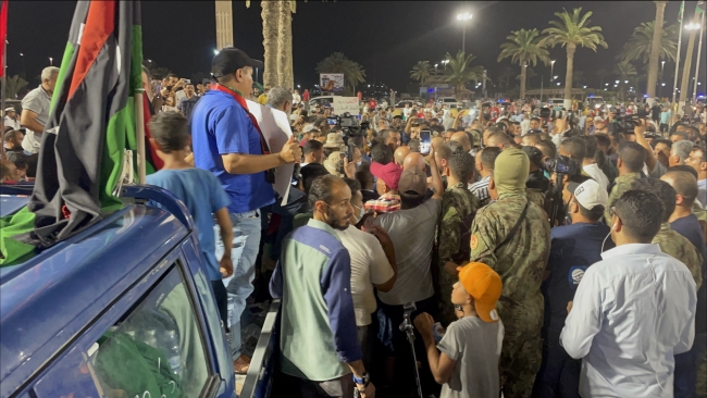 Temsilciler Meclisi'nin aldığı karar sonrası Başkent Trablus'ta binlerce kişi Dibeybe'ye destek gösterisi düzenledi. Fotoğraf: AA
