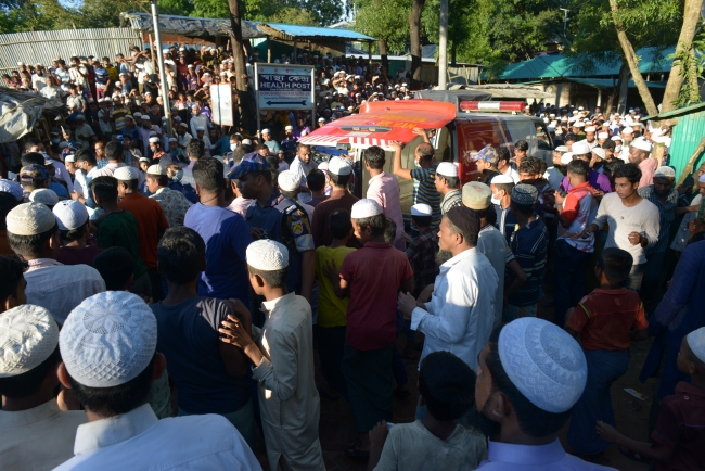 Bangladeş'in güneyindeki Kutupalong kampında silahlı kişilerce vurularak öldürülen Arakanlı Müslümanların (Rohingya) lideri Mohib Ullah için, Bangladeş'in Cox's Bazar bölgesinde cenaze töreni düzenlendi.Fotoğraf: AA