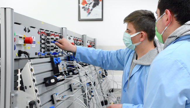 Meslek liseliler atölyelerinde insansız fabrika deneyimi yaşıyor