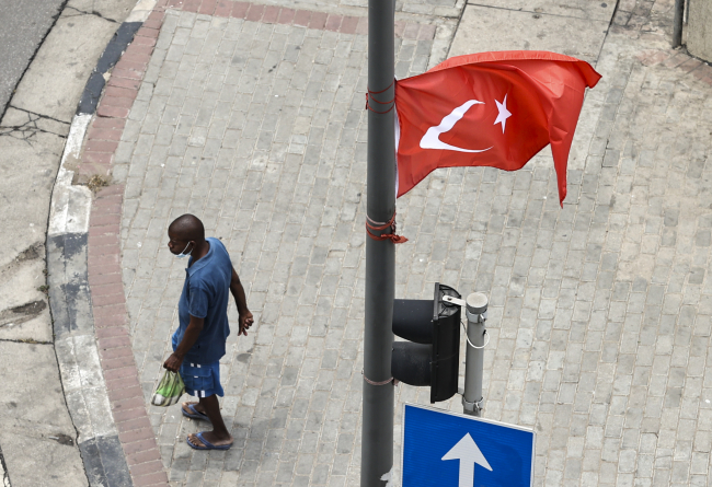 Cumhurbaşkanı Erdoğan'ın ziyareti öncesi Luanda Türk bayraklarıyla donatıldı