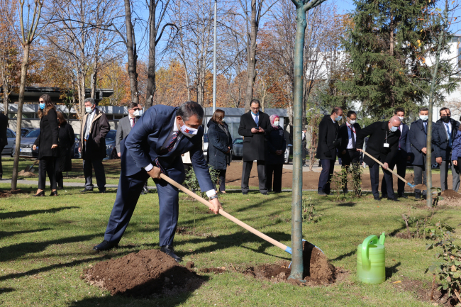 Dışişleri Bakanlığı'nın bahçesine 22 fidan dikildi