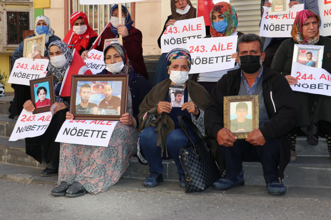 Evlat nöbetine iki aile daha katıldı