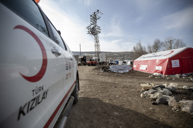 Erzurum depreminde evleri hasar görenler geceyi çadırda geçirdi