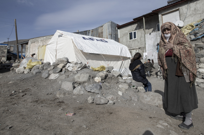 Erzurum depreminde evleri hasar görenler geceyi çadırda geçirdi