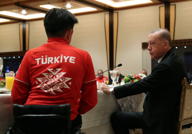 Cumhurbaşkanı Erdoğan şampiyonlarla buluştu