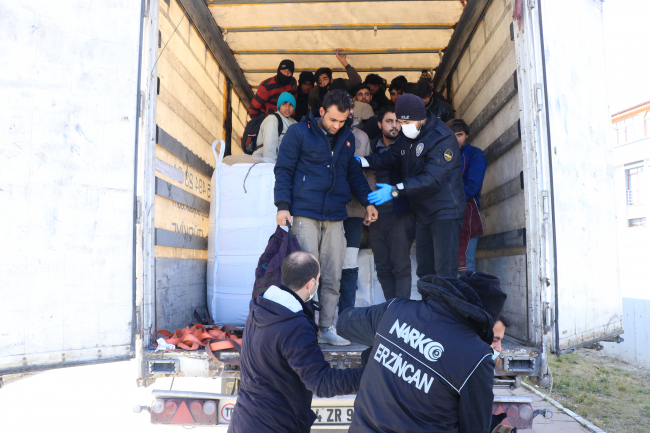 Tır dorsesinde 56 düzensiz göçmen yakalandı