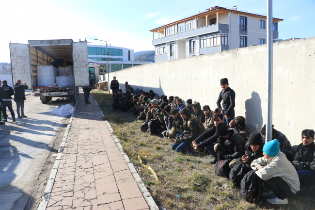 Tır dorsesinde 56 düzensiz göçmen yakalandı