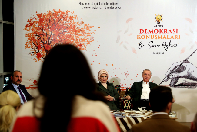 Emine Erdoğan: Şiir yazmıyoruz ama şiir gibi yaşıyoruz