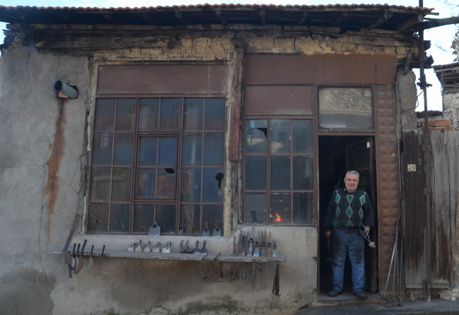 Ateş başında yarım asırdır demircilik yapıyor