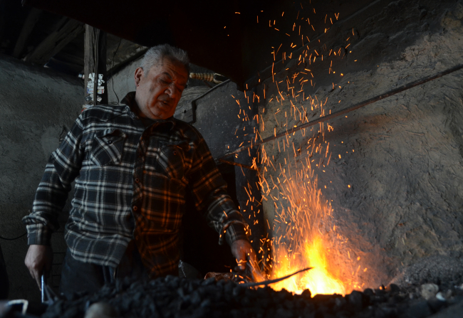 Ateş başında yarım asırdır demircilik yapıyor