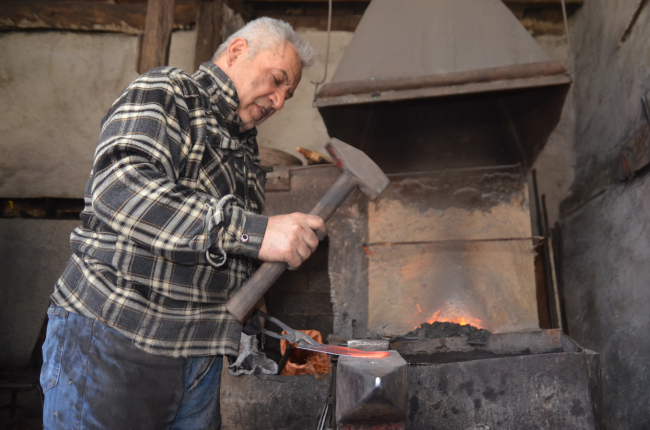 Ateş başında yarım asırdır demircilik yapıyor