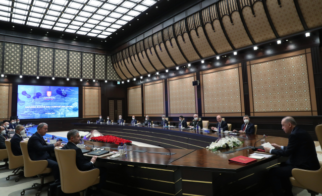 Cumhurbaşkanı Erdoğan, ilgili bakanlar ve SSB Başkanı Savunma Sanayii İcra Komitesi'nde yer alan isimler. Foto: AA