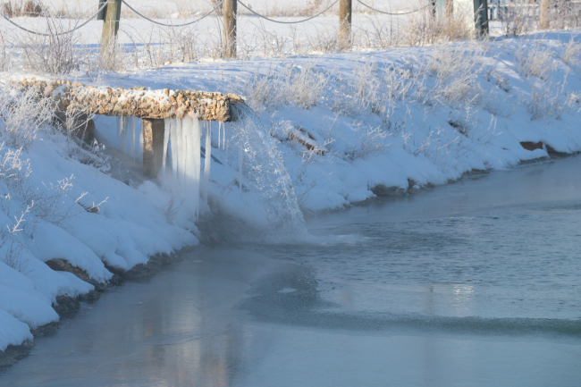 Sivas'ta Ulaş Gölü'nün yüzeyi buz tuttu