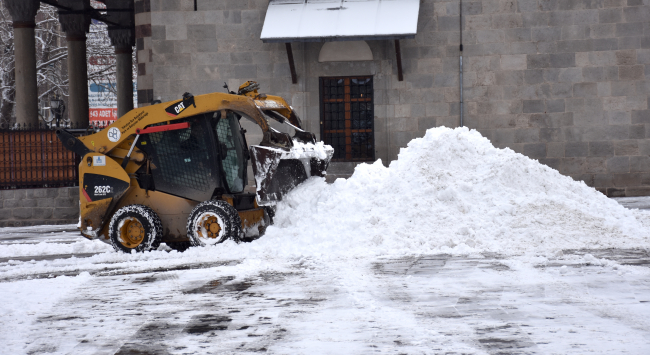 Doğu'da kar yağışı hayatı olumsuz etkiledi