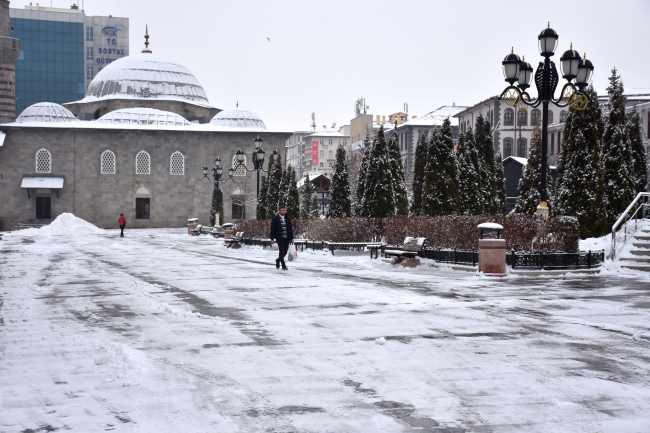 Doğu'da kar yağışı hayatı olumsuz etkiledi