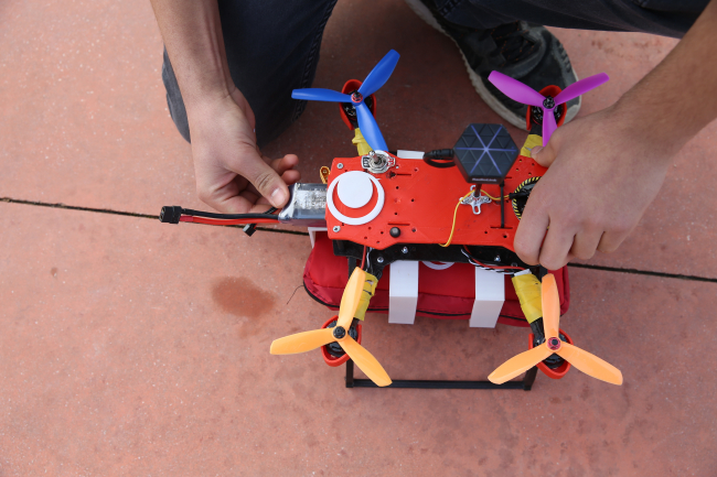 Acil durumlarda ilk yardım seti ulaştıracak dron geliştirildi