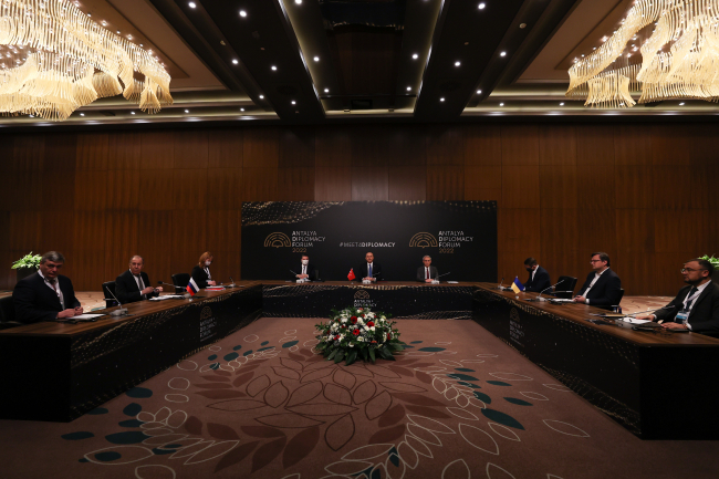 Dışişleri Bakanı Mevlüt Çavuşoğlu başkanlığında gerçekleşen toplantıya Rusya Dışişleri Bakanı Sergey Lavrov ve Ukrayna Dışişleri Bakanı Dmitro Kuleba katıldı.]