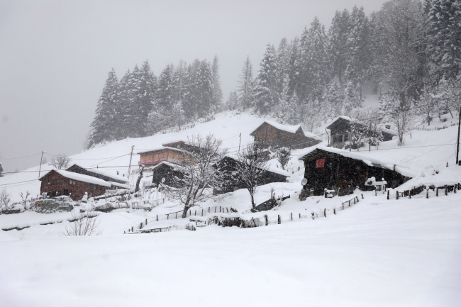 Karadeniz'de 533 yerleşim biriminin yolu kapandı